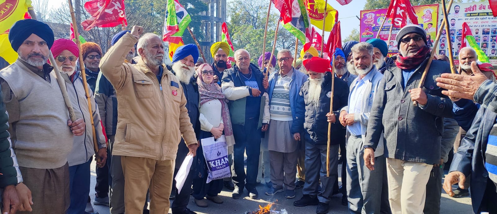 गढ़शंकर में किसान संगठनों ने जलाई राष्ट्रीय कृषि नीतियों के मसौदे की प्रतियां